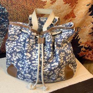Perfect beach style bag drawl string closure blue and cream
